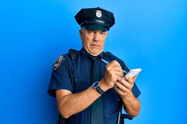 Pohledný Zralý Muž Středního Věku Policejní Uniformě Píše Bezradný Zmatený — Stock fotografie