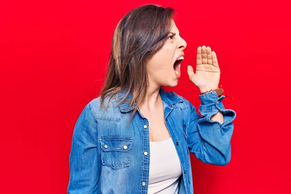 Junge Schöne Frau Lässiger Kleidung Schreit Und Schreit Laut Seite — Stockfoto