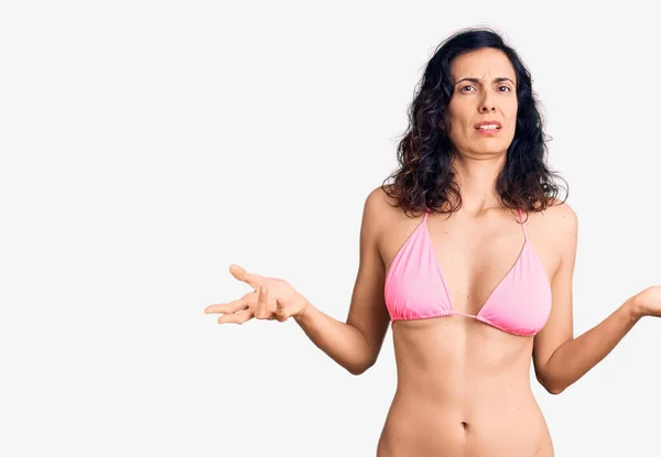 Jeune Belle Femme Hispanique Portant Bikini Désemparé Confus Bras Ouverts — Photo