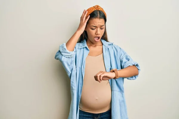 Mooie Latijns Amerikaanse Vrouw Verwacht Een Baby Aanraken Van Zwangere — Stockfoto