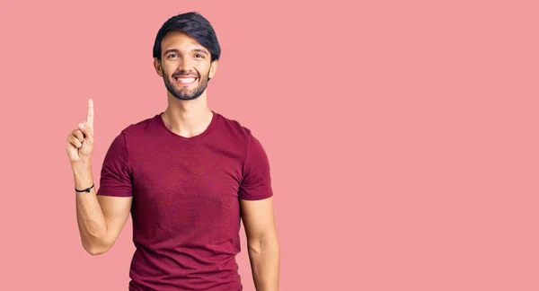 Yakışıklı Spanyol Adam Gündelik Giysiler Giyip Bir Numarayı Gösterip Işaret — Stok fotoğraf