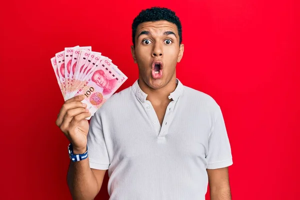 Genç Arap Adam Yuan Çin Banknotlarını Elinde Tutuyor Şaşırtıcı Bir — Stok fotoğraf