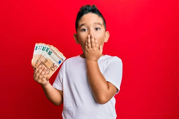 Mały Chłopiec Latynoski Dzieciak Trzymający Garść Banknotów Euro Zakrywających Usta — Zdjęcie stockowe