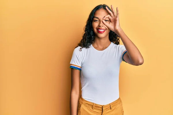Ung Afrikansk Amerikansk Flicka Bär Casual Kläder Gör Gest Med — Stockfoto