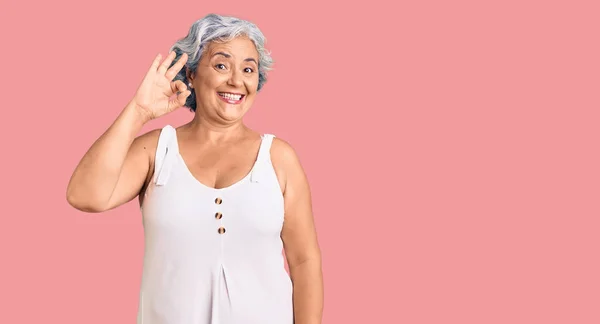 Eine Ältere Frau Mit Grauen Haaren Lässiger Kleidung Die Positiv — Stockfoto