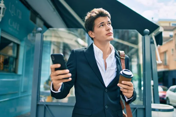 Jonge Kaukasische Zakenman Met Serieuze Expressie Met Smartphone Het Drinken — Stockfoto