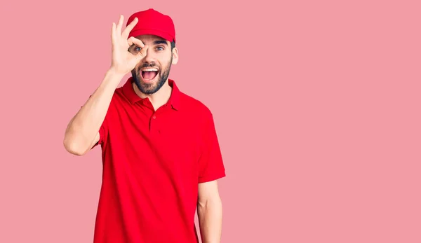 Joven Hombre Guapo Con Barba Llevando Uniforme Entrega Haciendo Buen —  Fotos de Stock