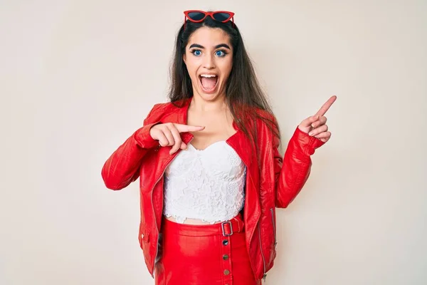 Брюнетка Девушка Подросток Красной Кожаной Куртке Празднует Сумасшедший Поражен Успехом — стоковое фото