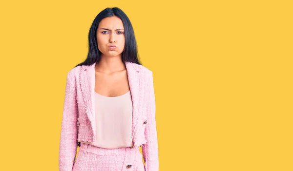 Junge Schöne Lateinische Mädchen Businesskleidung Die Wangen Mit Lustigem Gesicht — Stockfoto