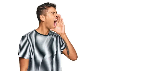 Молодий Афроамериканець Повсякденному Одязі Кричить Голосно Кричить Тримаючи Роті Руку — стокове фото