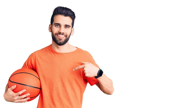 Junger Gutaussehender Mann Mit Bart Und Basketballkorb Zeigt Mit Dem — Stockfoto