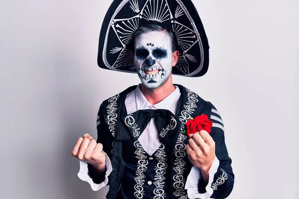 Mladý Muž Mexickém Dni Mrtvého Kostýmu Nad Bílou Velmi Šťastný — Stock fotografie