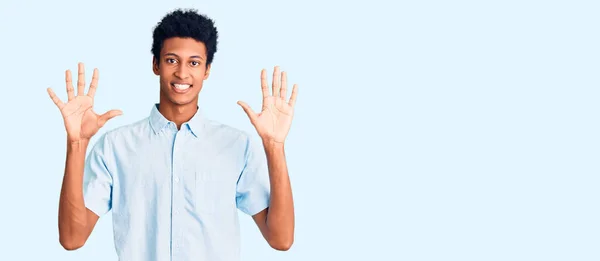 Joven Hombre Afroamericano Vistiendo Ropa Casual Mostrando Señalando Con Los — Foto de Stock