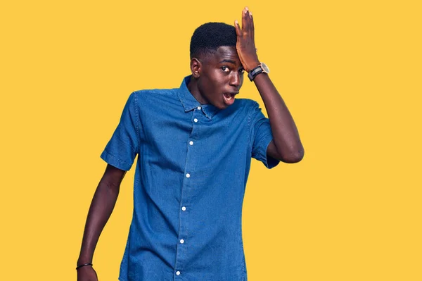 Молодой Африканский Американец Одетый Повседневную Одежду Удивленный Рука Руку Ошибкой — стоковое фото