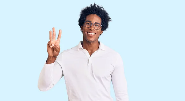 自信と幸せ笑顔ながら カジュアルな服と眼鏡を身に着けているアフロの髪を持つハンサムなアフリカ系アメリカ人男性 — ストック写真