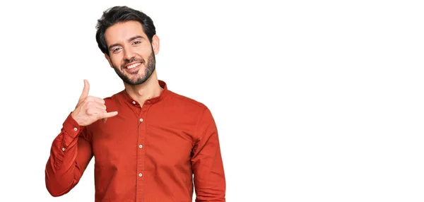 Νεαρός Ισπανός Που Φοράει Καθημερινά Ρούχα Χαμογελώντας Κάνει Τηλεφωνική Χειρονομία — Φωτογραφία Αρχείου