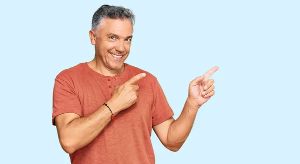 Guapo Hombre Mediana Edad Vistiendo Ropa Casual Sonriendo Mirando Cámara — Foto de Stock