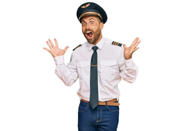 Homem Bonito Com Barba Vestindo Uniforme Piloto Avião Comemorando Louco — Fotografia de Stock