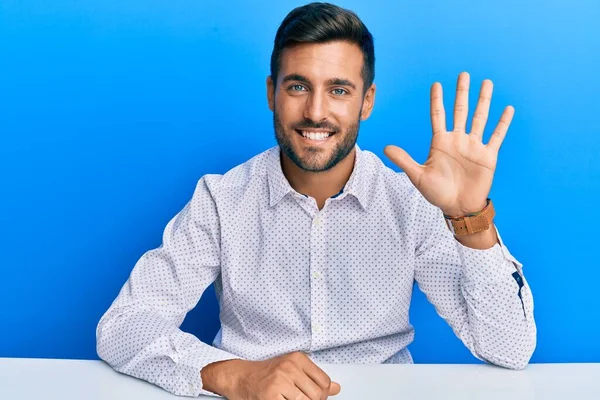 Hombre Hispano Guapo Usando Ropa Negocios Sentado Mesa Mostrando Señalando — Foto de Stock