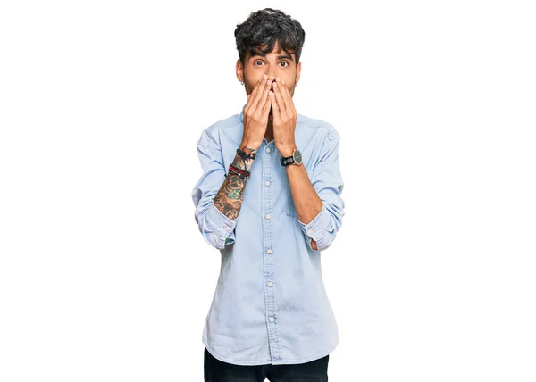 Mladý Hispánec Neformálním Oblečení Směje Rozpačitě Hihňá Zakrývá Ústa Rukama — Stock fotografie