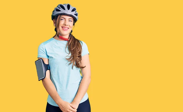 Bella Giovane Donna Caucasica Con Casco Bici Dall Aspetto Positivo — Foto Stock