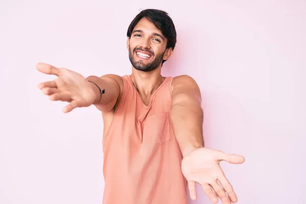 Bonito Hispânico Vestindo Roupas Casuais Olhando Para Câmera Sorrindo Braços — Fotografia de Stock