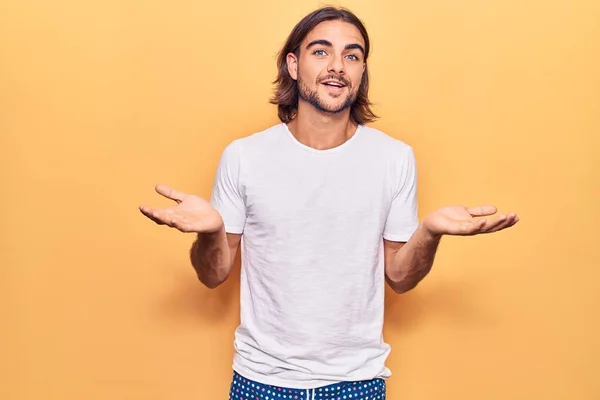 Joven Hombre Guapo Con Ropa Casual Expresión Despistada Confusa Con —  Fotos de Stock