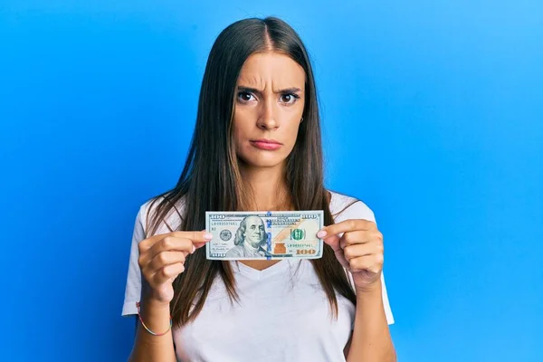 Jeune Femme Hispanique Tenant Billet 100 Dollars Sceptique Nerveux Fronçant — Photo