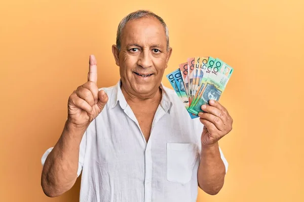 Hombre Maduro Guapo Sosteniendo Dólares Australianos Sonriendo Con Una Idea —  Fotos de Stock