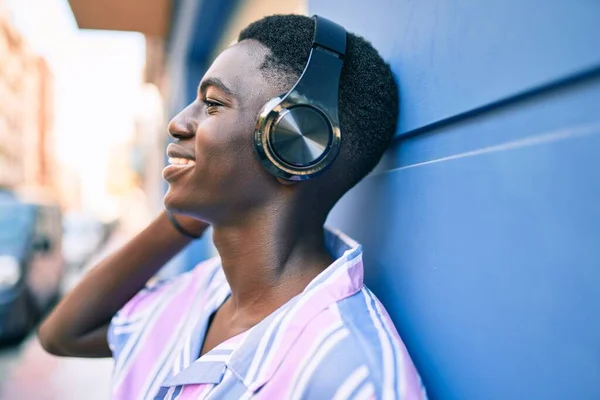 在城市街道上使用耳机的年轻的非洲裔美国人 — 图库照片