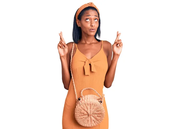 Yazlık Kıyafet Giyen Afro Amerikalı Genç Bir Kadın Umut Gözlerin — Stok fotoğraf