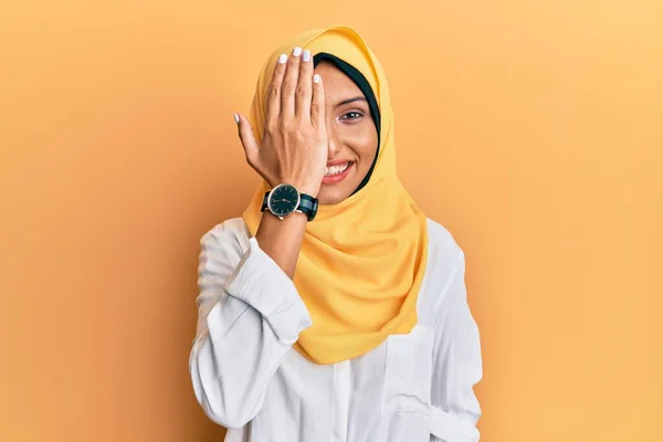 Junge Brünette Araberin Mit Traditionellem Islamischen Hijab Schal Der Ein — Stockfoto