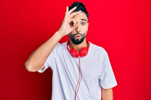 Jovem Com Barba Ouvindo Música Usando Fones Ouvido Fazendo Gesto — Fotografia de Stock