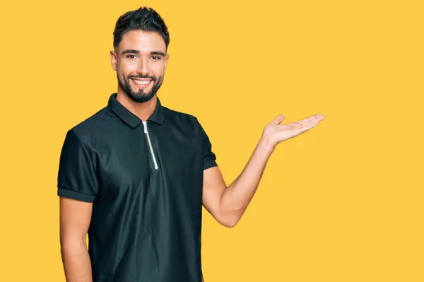 Jovem Com Barba Vestindo Sportswear Sorrindo Alegre Apresentando Apontando Com — Fotografia de Stock