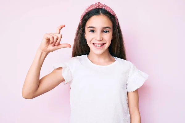 Menina Criança Hispânica Bonito Vestindo Roupas Casuais Diadema Sorrindo Gestos — Fotografia de Stock