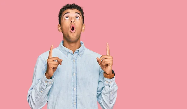 Young Handsome African American Man Wearing Casual Clothes Amazed Surprised — Stock Photo, Image