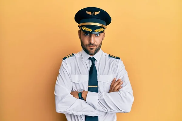 Hombre Hispano Guapo Llevando Uniforme Piloto Avión Escéptico Nervioso Desaprobando — Foto de Stock