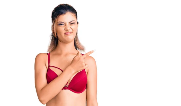 Giovane Bella Donna Che Indossa Bikini Indicando Parte Preoccupato Nervoso — Foto Stock