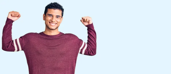Латиноамериканец Красивый Молодой Человек Повседневной Одежде Показывающий Мышцы Рук Улыбающиеся — стоковое фото