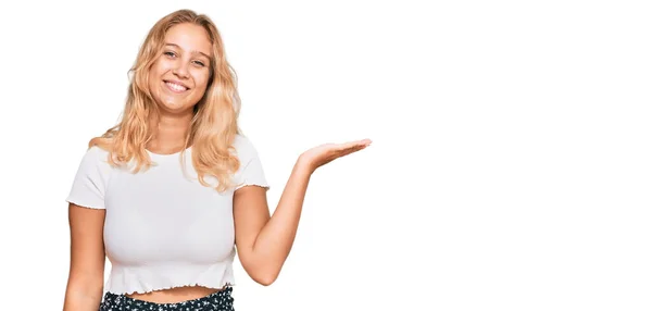 Jong Blond Meisje Dragen Casual Wit Tshirt Glimlachen Vrolijk Presenteren — Stockfoto