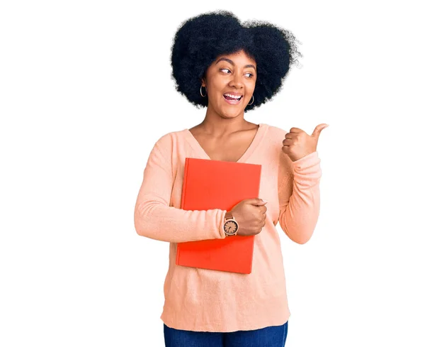 Ung Afrikansk Amerikansk Flicka Håller Bok Pekar Tummen Upp Till — Stockfoto