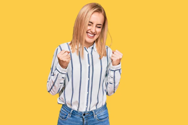 Mulher Branca Bonita Vestindo Roupas Casuais Muito Feliz Animado Fazendo — Fotografia de Stock