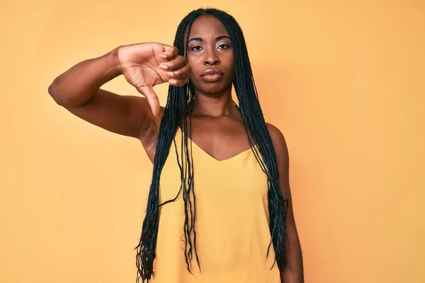 Mujer Afroamericana Con Trenzas Vestidas Con Ropa Casual Que Luce —  Fotos de Stock