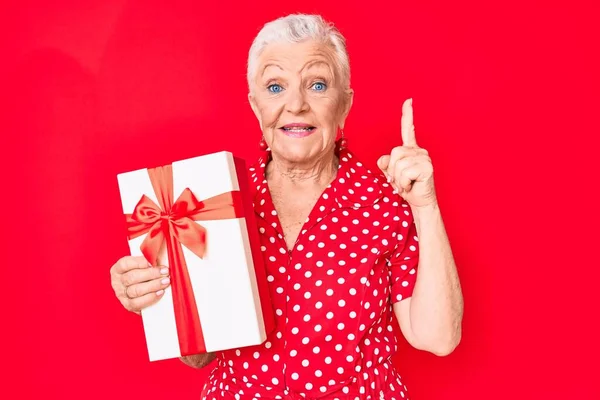 Senior Beautiful Woman Blue Eyes Grey Hair Holding Gift Smiling — Stock Photo, Image