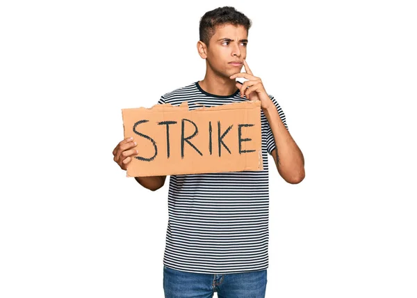 Jonge Knappe Afro Amerikaanse Man Met Staking Spandoek Karton Serieus — Stockfoto