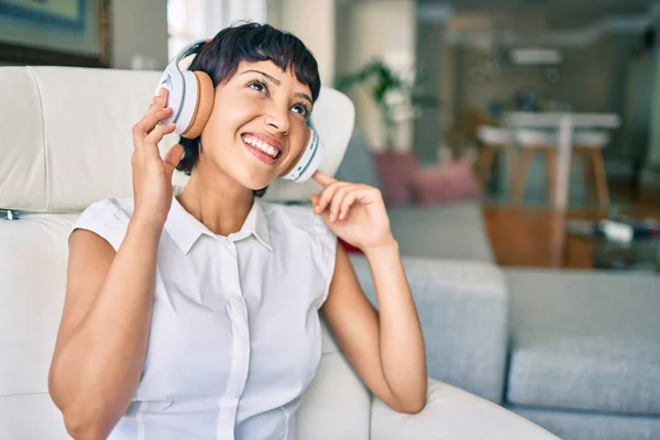 Bella Donna Bruna Con Capelli Corti Casa Ascoltando Musica Con — Foto Stock