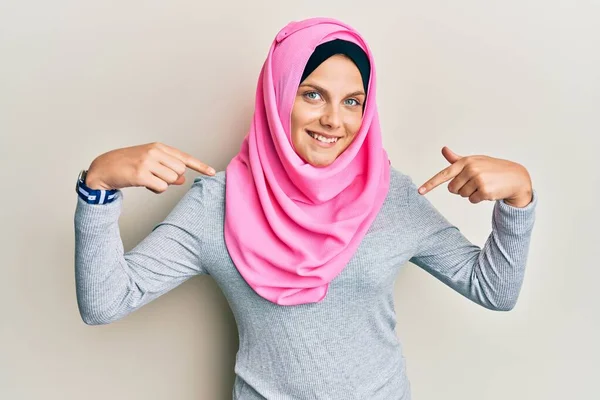 Młoda Kaukaska Kobieta Nosząca Tradycyjny Islamski Szalik Wyglądająca Pewnie Uśmiechem — Zdjęcie stockowe
