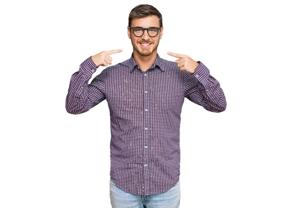 Hombre Caucásico Guapo Con Ropa Casual Gafas Sonriendo Alegre Mostrando —  Fotos de Stock