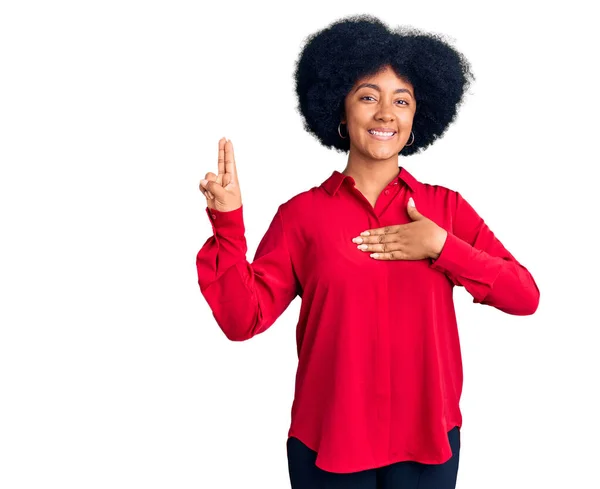 Jovem Afro Americana Vestindo Roupas Casuais Sorrindo Jurando Com Mão — Fotografia de Stock