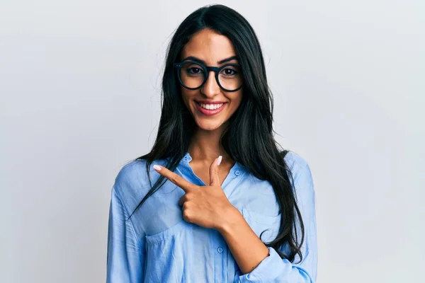 Vacker Latinamerikansk Kvinna Klädd Affärskläder Och Glasögon Leende Glad Pekar — Stockfoto